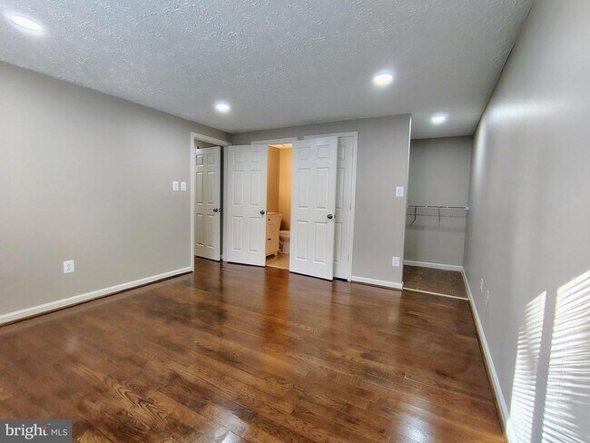 Building Photo - 12407 Hickory Tree Way