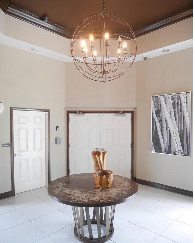 Building Photo - Bright Two Bedroom Condo
