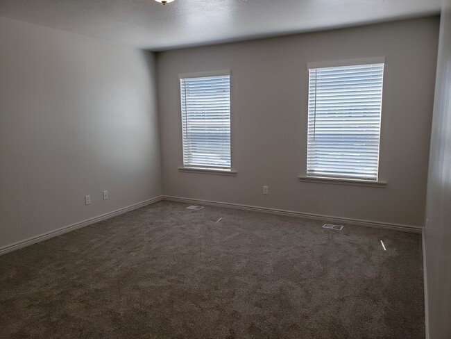 Building Photo - Spacious Spanish Fork Townhome