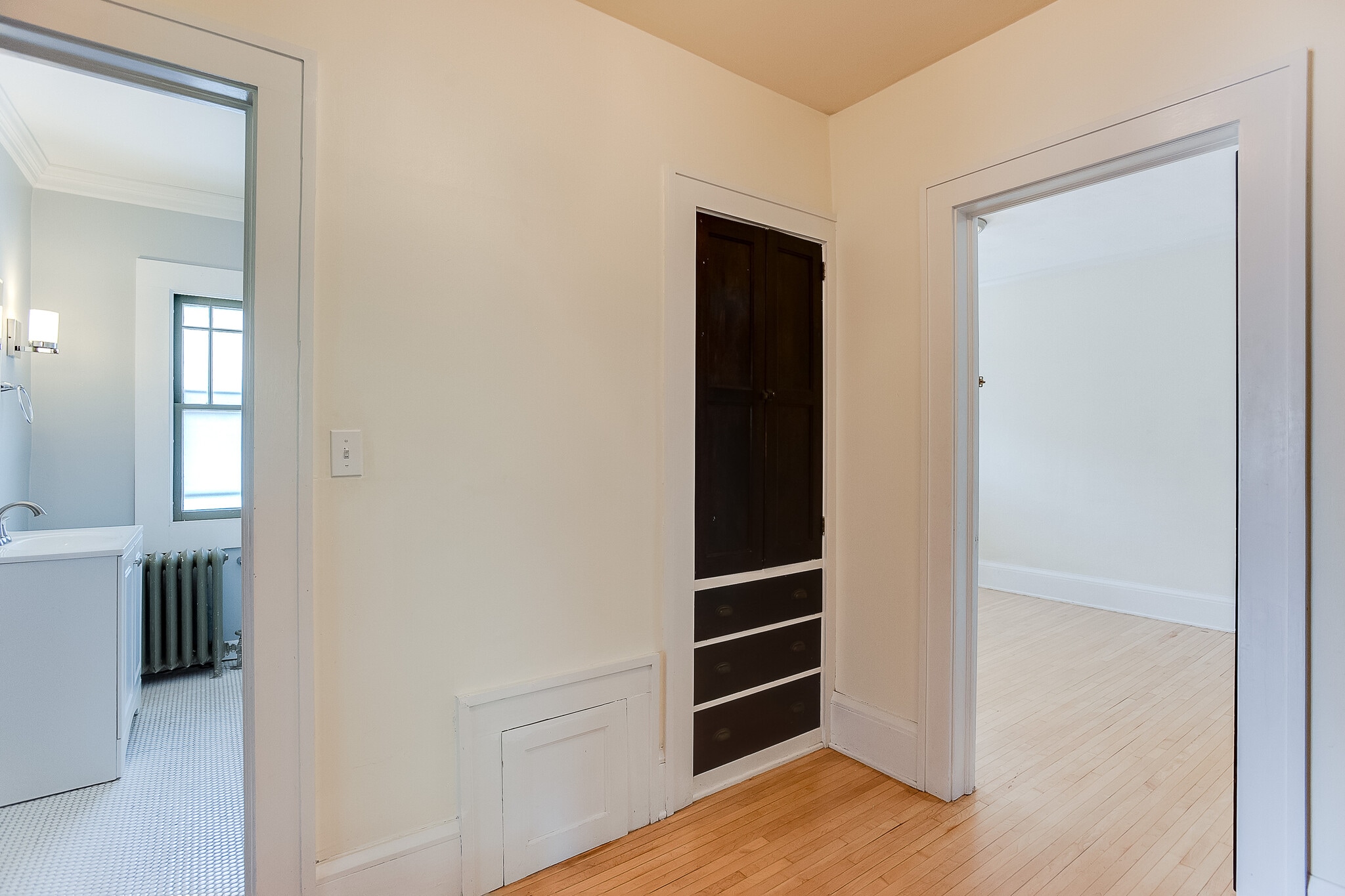 hallway outside bathroom - 4656 Bryant Ave S