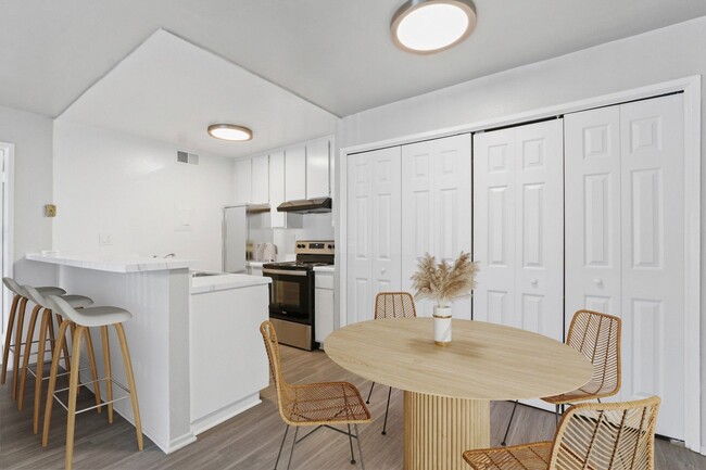 Building Photo - Parkwood Apartments
