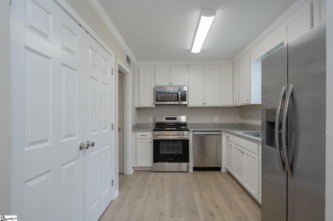 Building Photo - 97 Jamestowne Way