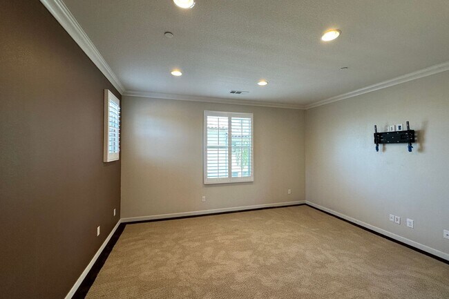 Building Photo - Stunning Portola Springs 3 Bed 3 Bath Condo