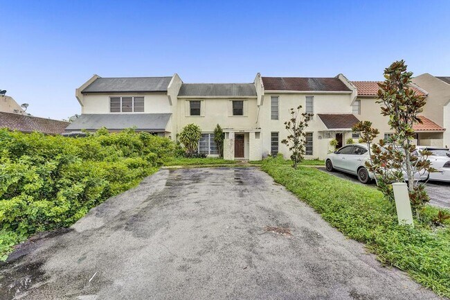Building Photo - 3 BR / 3 BA + Patio + Parking AVAIL 8/1