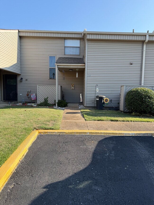 Building Photo - 135 Hillview Dr