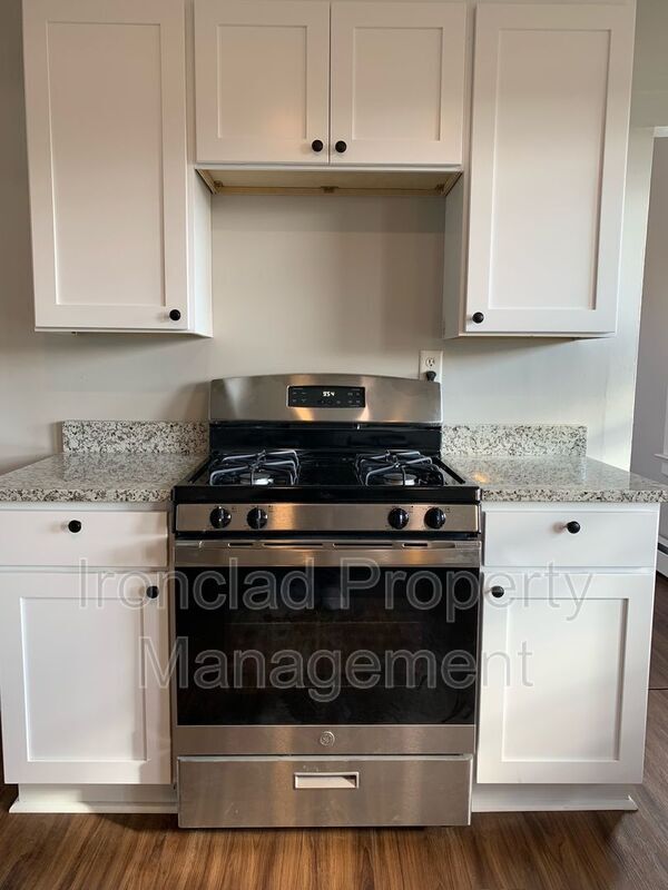 Building Photo - 27 Botsford St