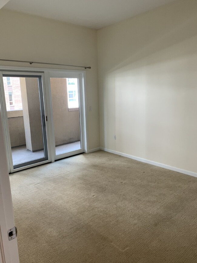 Building Photo - 2br/2ba Uptown Condo