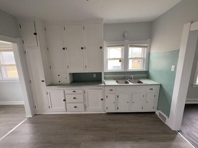 Building Photo - 960 W Delaware Ave