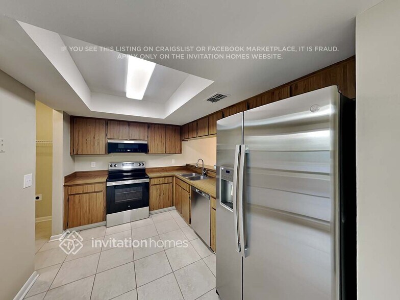 Building Photo - 11301 Hollyglen Dr