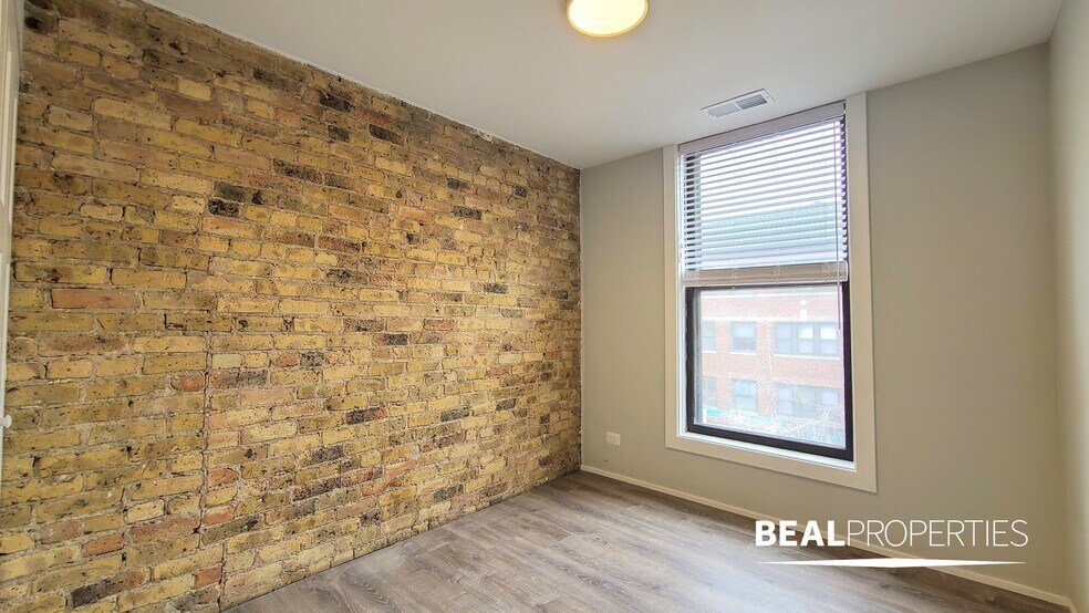 Building Photo - 604 W Surf St