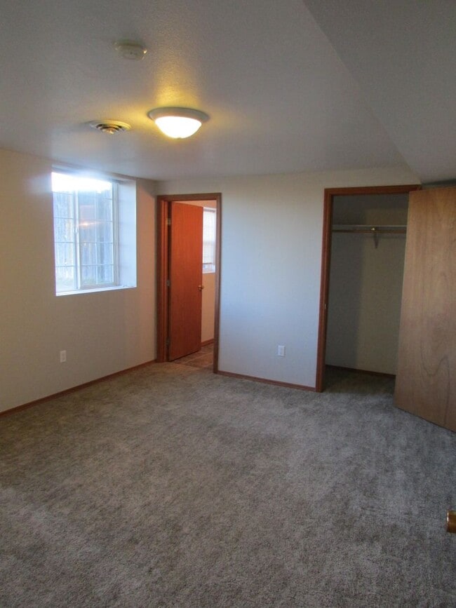 Building Photo - 510 S Circle Dr