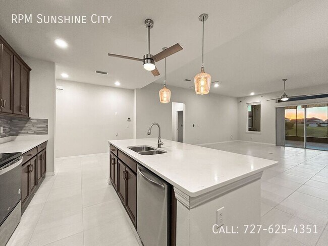 Building Photo - 13413 Palmera Vista Dr