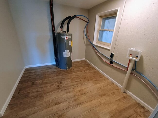 Building Photo - 2 Bed Home in Lamar – Feels Like Home