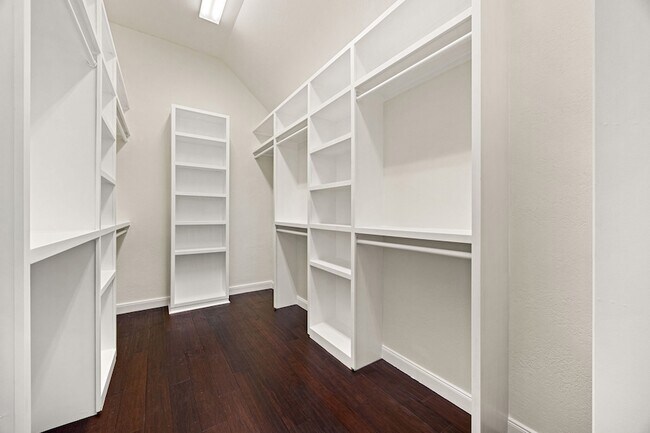 Building Photo - 25819 Oakwood Knoll Dr
