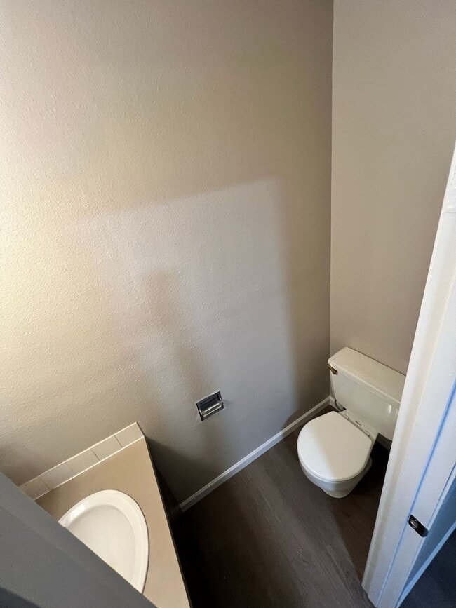 Building Photo - Spacious 2 Bedroom, 1.5 Bath Triplex in Clarkston