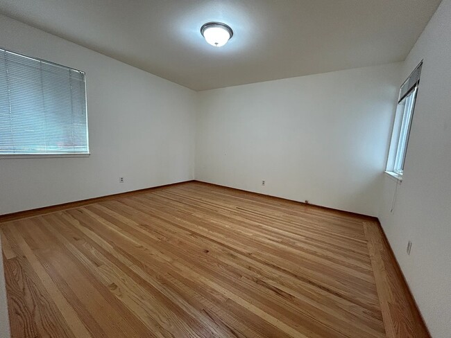 Building Photo - 1105 Plymouth Dr