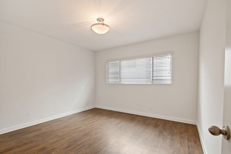 Building Photo - 1043 5th St