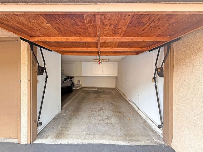 Building Photo - Stunning 2 bed/1.5 bath condo in the desir...