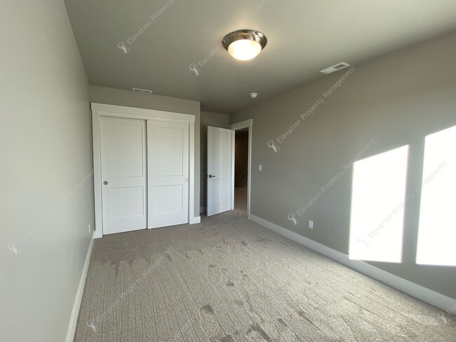 Building Photo - End unit 3BR - 2.5BA + Loft Townhouse