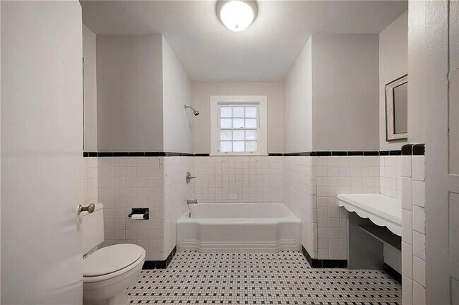 Building Photo - 2407 Juanita St