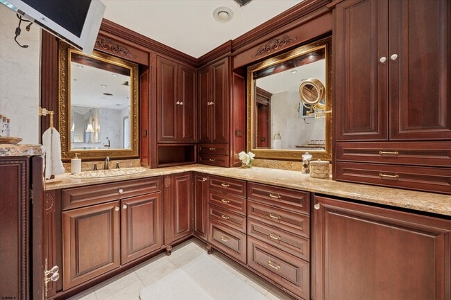 Building Photo - 2 Woodstock Dr