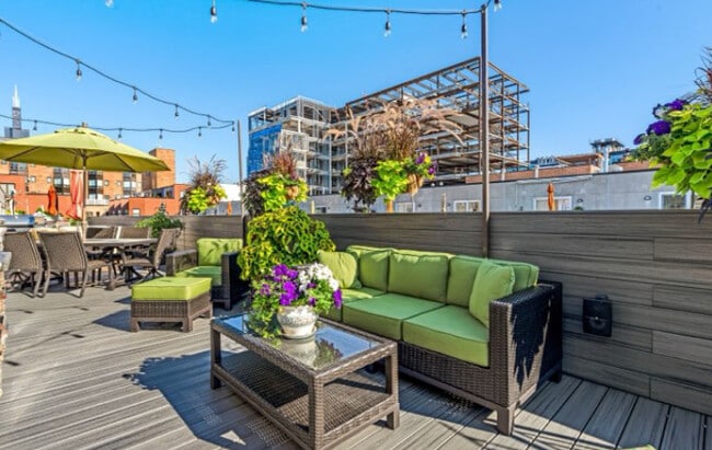 Building Photo - 1240 W Cottage Pl