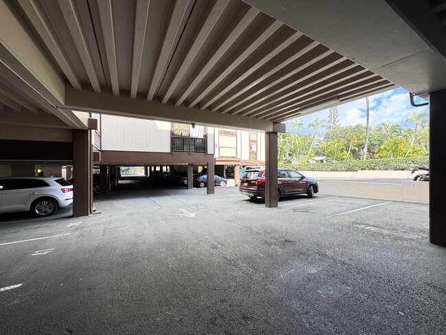 Building Photo - Diamond Head 1/1 with A/C and Parking!