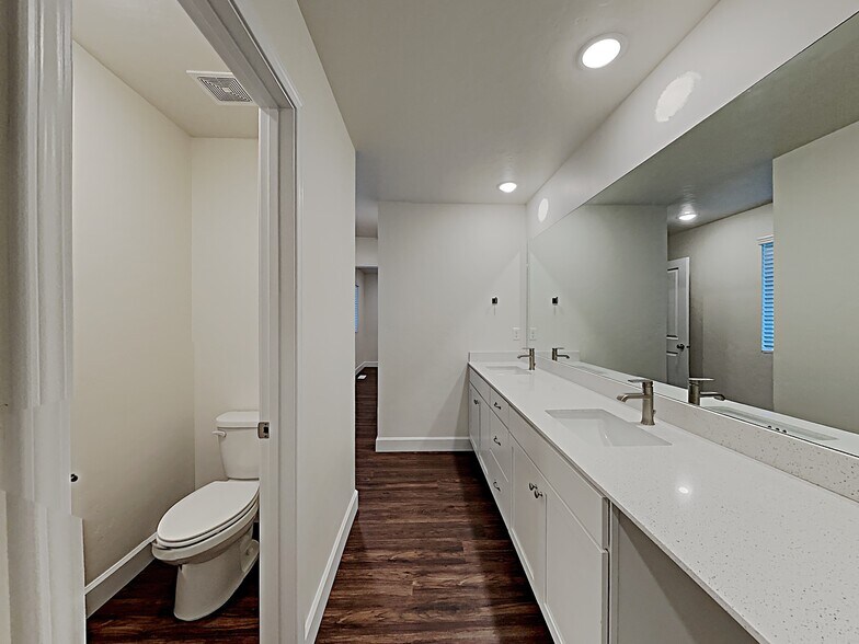 Building Photo - 954 N Barkvine Ave