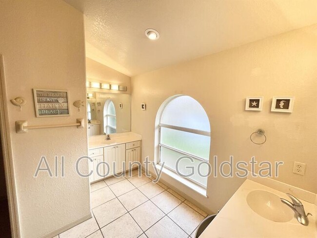 Building Photo - 9 Medalist Way