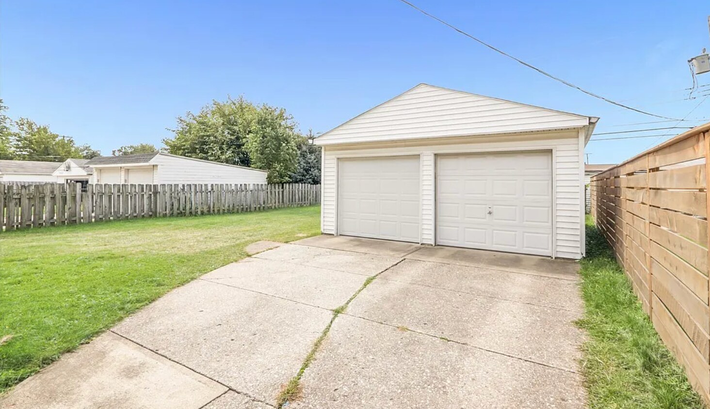 Garage - 3340 W 210th St