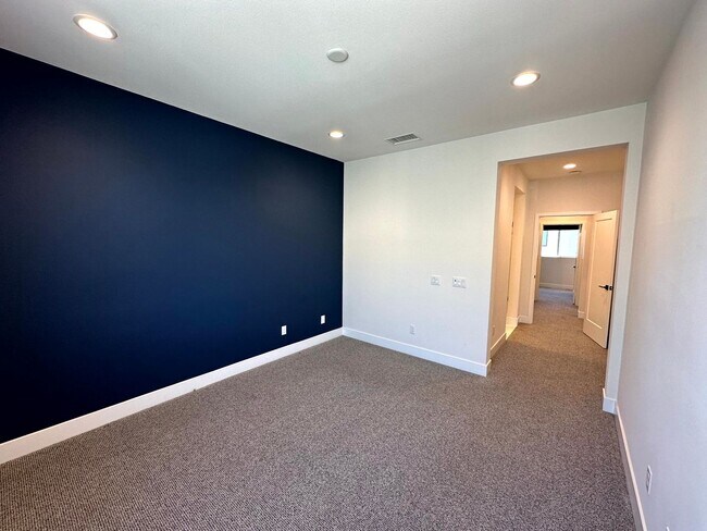 Building Photo - Fantastic 3 Story Townhome - 2 bedrooms - ...