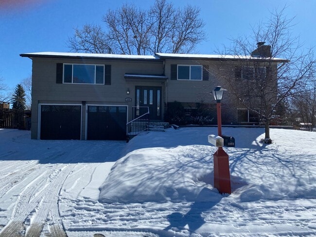 Building Photo - Great corner lot home backing up to open s...