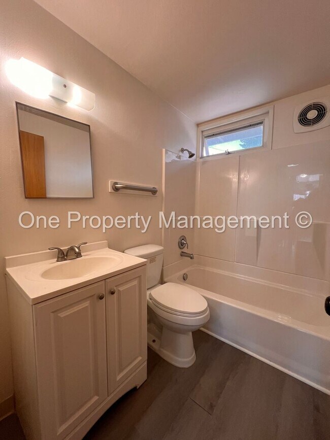 Building Photo - 121 SE 98th Ave
