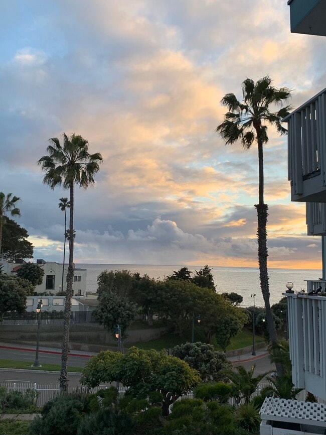 Sunsets galore - 660 The Village