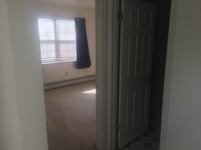 Building Photo - 213 Hildred Dr