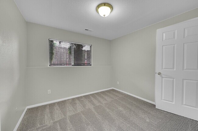 Building Photo - $2,445, 4 bed, 2.5 bath, located in Englewood