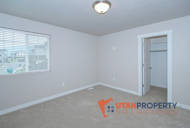 Building Photo - 5002 Evergreen Ln