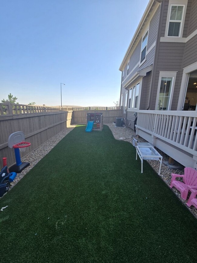 Building Photo - Spacious 4B/3B Available Early April!