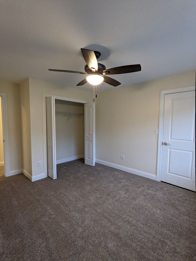 Building Photo - Spacious Condo off Hendersonville Rd