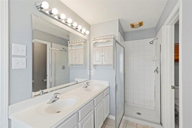 Building Photo - 4427 Village View Dr
