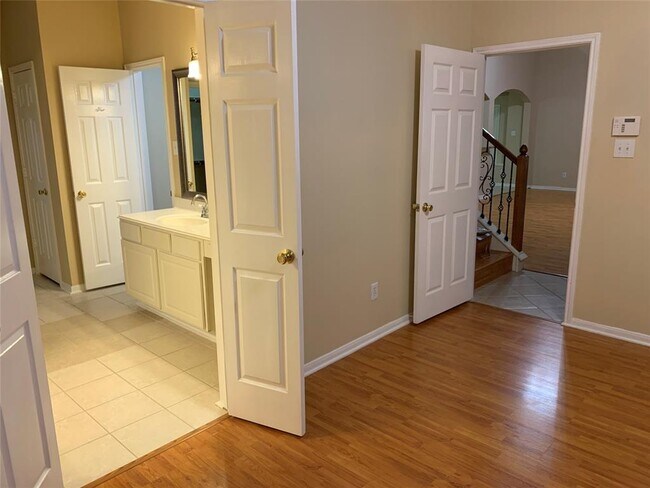 Building Photo - 2114 Winding Hollow Dr