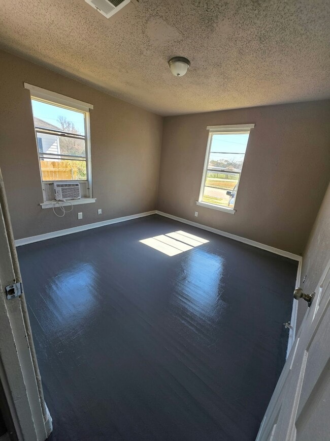 Building Photo - 1279 Estelle St
