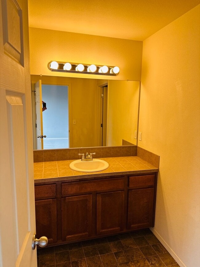 Building Photo - Charming and Updated Townhome in Convenien...