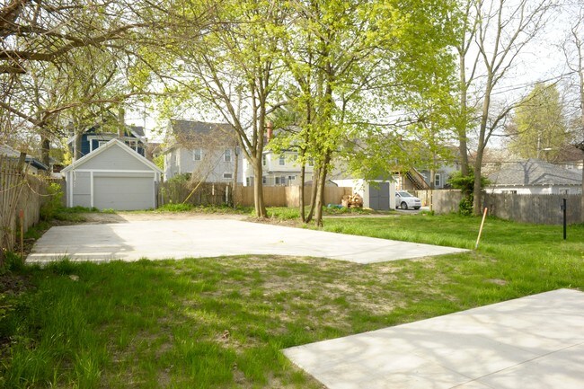 Building Photo - 1424 Sigsbee St SE