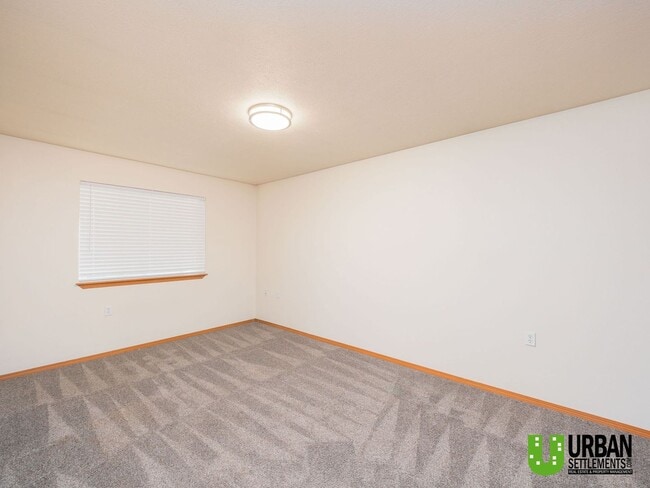 Building Photo - Spacious, clean, modern 4bd/2bth