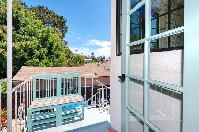 Building Photo - Beautifully renovated upstairs unit in South Mission Hills!  A MUST-SEE!