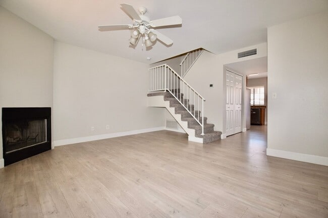 Building Photo - Beautiful 2 bed 2.5 bath Townhouse in Mesa!