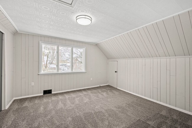 Building Photo - GORGEOUS 3 BEDROOM HOME IN DRAVOSBURG WITH...