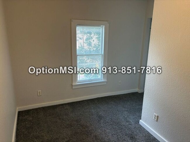 Building Photo - Freshly updated half-duplex