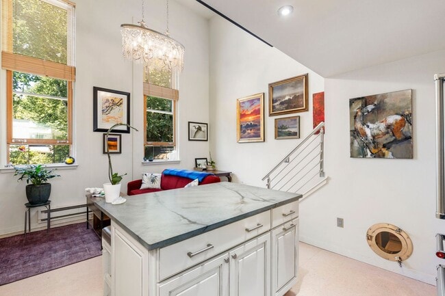 Building Photo - Charming Studio Condo For Rent Downtown Po...